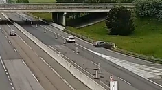 VIDEO: Extrémny šmyk na D1. Vodič preletel cez všetky pruhy a zdemoloval zvodidlá