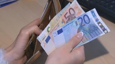 Medzi ekonómami pre deravú štátnu kasu silnejú hlasy, aby sa viaceré sociálne príspevky už nevyplácali plošne