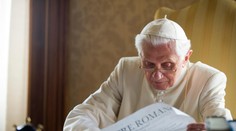 Emeritný pápež Benedikt XVI. žiada odstránenie svojho mena z kontroverznej knihy o celibáte