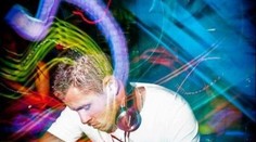 Zmyslom alkoholu je vraj stav bezhlavosti. Mladý Brit to svojim činom dokázal