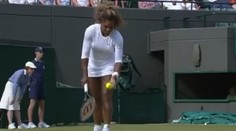 Serena sa tackala po kurte a pri podaní nevedela prehodiť sieť. Video