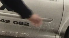 Ak vám auto zašpiní asfalt, môže vás umytie vyjsť na stovky eur. Existuje finta