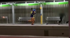 Internet zaplavili otrasné videá. Klauni útočia na ľudí a nejde o skrytú kameru