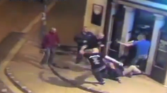 Brutálny útok neonacistov na študentský bar v Nitre zachytila kamera