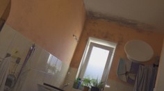 Prípravky proti plesni nepomáhajú, majú ju po celom byte už roky. Obec dáva rodine iba prázdne sľuby