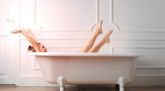 Kuriózna záchranná akcia: Žena na osem dní uviazla vo vani, za život vďačí donáškovej službe