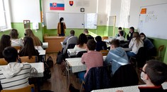 Od pondelka sa v ďalších štyroch okresoch vrátia do lavíc stredoškoláci