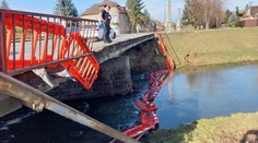 FOTO: Zábradlie v Partizánskom už netreba opravovať. Odtrhlo sa a spadlo do rieky