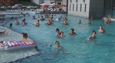 Žiadne testy ani rúška. Na kúpaliskách v Maďarsku si už ľudia užívajú leto ako pred pandémiou