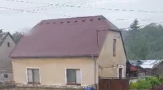 VIDEO: Veľká voda nepovedala posledné slovo. V Hornej Krupej zaplavila ulice