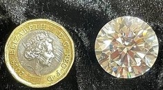 Sused ju presvedčil, aby kameň nevyhodila. Vykľul sa z toho diamant obrovskej hodnoty