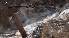 Francúzsko rieši záhadu: Zmizol legendárny meč, ktorý bol 1300 rokov zapichnutý v skale