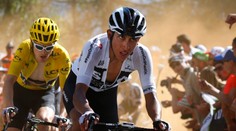 Jazdec tímu Sky Egan Bernal utrpel po hororovom páde krvácanie do mozgu