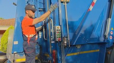 Po šichte sa mu triasli ruky od únavy. Redaktor TV Markíza sa na jeden deň stal smetiarom