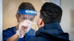 Testy tentoraz odhalili 343 pozitívnych, počet ľudí v nemocniciach výrazne klesol