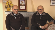 Dvojičky sa stali kňazmi. Často ich v kostole ani nevedia rozoznať