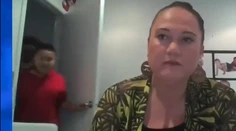 VIDEO: Trapas v priamom prenose. Ministerku počas rozhovoru navštívil syn s mrkvou v tvare falusu