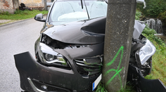 Vypil si a sadol za volant. Na mol opitého muža zastavil betónový stĺp