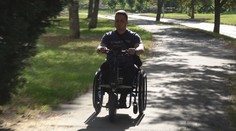 Invalidnému policajtovi z Myjavy ukradli pred mesiacmi elektrický vozík. Príbeh má šťastný koniec