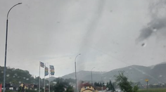 VIDEO: Počasie poriadne vyčíňa. V Česku sa objavilo tornádo