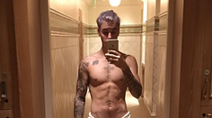 Dráždivá selfie Justina Biebera. Uterák mal poriadne nízko