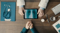 Väčšina pacientov s rakovinou pľúc prichádza k lekárovi neskoro. Toto sú najčastejšie príznaky