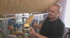 Skladá modely nákladiakov z papiera. V zbierke nechýbajú ani tie, na ktorých aj jazdil