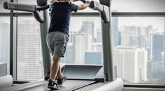 VIDEO: Syna považoval za tučného, nútil ho behať na bežiacom páse. Chlapec (6) následkom týrania zomrel