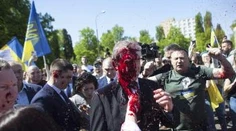 Takto si oslavu Dňa víťazstva nepredstavoval. Ruského veľvyslanca obliali na cintoríne červenou farbou