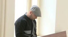 Kauza pred barom Mariatchi je pred súdom. Jeden z mužov priznal vinu