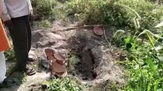 Rodina kopala hrob mŕtvej dcérke. Narazili na nádobu so živým novorodencom