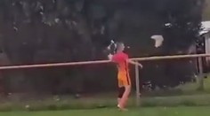 VIDEO: Frustrovaný hráč šokoval svojim skratom: Jediným kopancom zabil sliepku