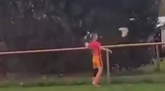 VIDEO: Frustrovaný hráč šokoval svojim skratom: Jediným kopancom zabil sliepku