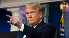 Trump voľby odložiť nechce, neželá si však ani ich neférový priebeh