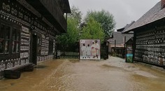Voda opäť nemala zľutovanie. Ohrozovala drevené domčeky v Čičmanoch, valila sa viacerými dedinami