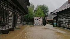 Voda opäť nemala zľutovanie. Ohrozovala drevené domčeky v Čičmanoch, valila sa viacerými dedinami