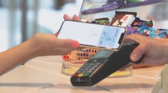 Bankomatové karty začína nahrádzať hotovosť. Odborník vysvetlil, prečo je to tak