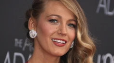 Od pôrodu prvýkrát na verejnosti. Blake Lively je nádherná!