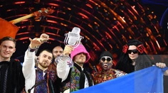 Z trofeje sa dlho netešili. Víťazi Eurovízie dali ocenenie do dražby, získali enormnú sumu