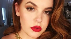 XXL modelka podporuje dojčenie na verejnosti. Táto fotka je ale kontroverzná