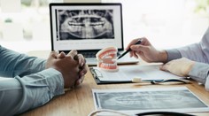 Naraz jej spravil 8 koruniek, 4 koreňové kanáliky a 20 plomb. Žena obvinila zubára z podvodu