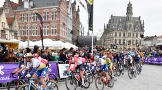 VIDEO: Zrútila sa takmer polovica pelotónu. Sagan si po hromadnom páde natrhol sval