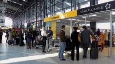 V Prahe muselo neplánovane pristáť lietadlo, na palube nahlásili bombu