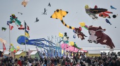 Auto vrazilo vo Francúzsku do ľudí počas festivalu šarkanov, hlásia desať zranených