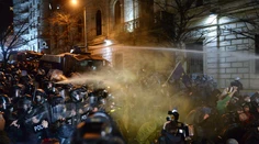 Gruzínsko rozdelil sporný zákon „po vzore Ruska“. Počas protestu jeho odporcov zatkli desiatky ľudí