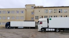 Pred firmou, kde je uskladená vakcína, nocujú už niekoľko dní kamionisti a čakajú na Sputnik V