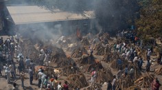 Koronavírusové peklo v Indii. Mŕtvych spaľujú na okraji mesta, na posteli sa tlačia traja pacienti