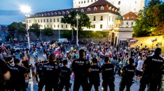 Lengvarského zákon o covidpasoch prešiel prvým čítaním. Protest pred parlamentom bude pokračovať