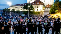 Lengvarského zákon o covidpasoch prešiel prvým čítaním. Protest pred parlamentom bude pokračovať