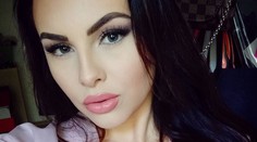 Hrmová dráždi! Odhodila podprsenku a stlačila veľké prsia